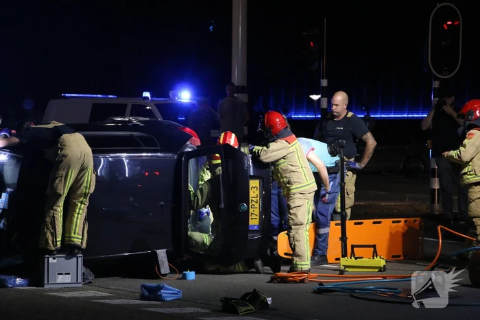 Persoon bekneld bij ongeval op kruising