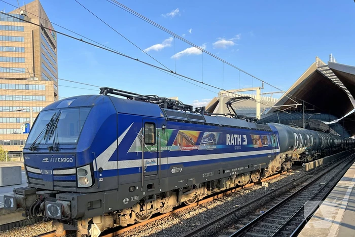 Brandweer controleert goederentrein vanwege chemische lucht