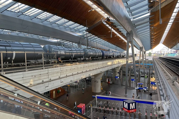 Brandweer controleert goederentrein vanwege chemische lucht