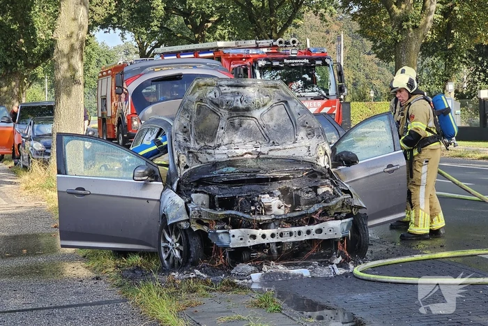 Personenauto grotendeels uitgebrand
