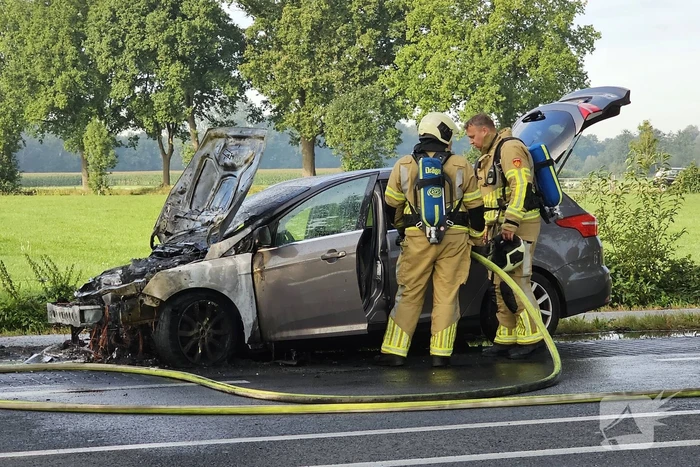 Personenauto grotendeels uitgebrand