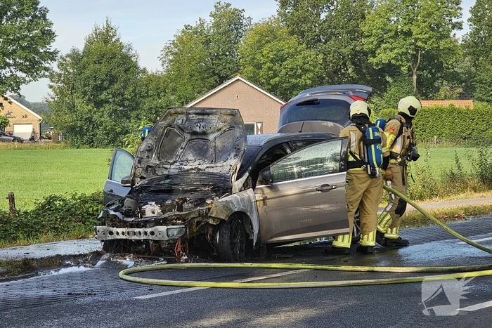 Personenauto grotendeels uitgebrand