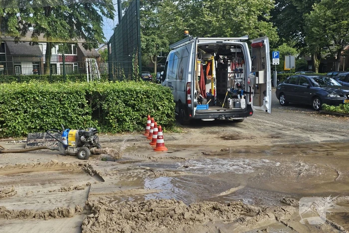 Straat onder water door flinke lekkage