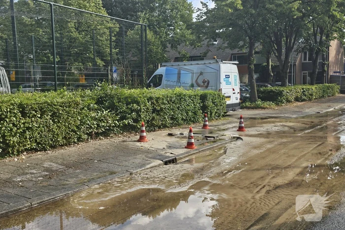 Straat onder water door flinke lekkage