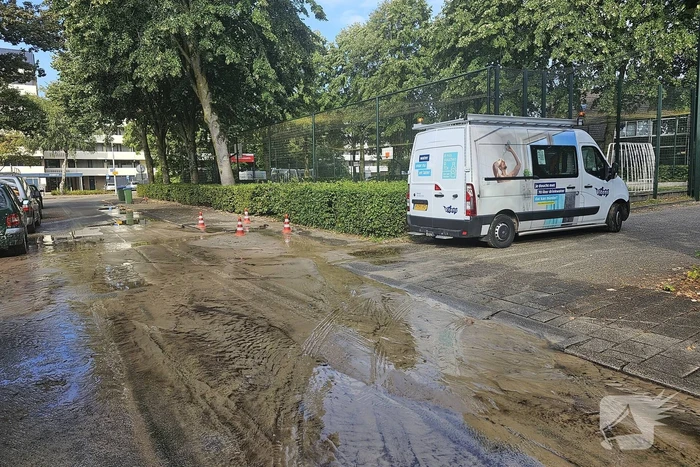 Straat onder water door flinke lekkage