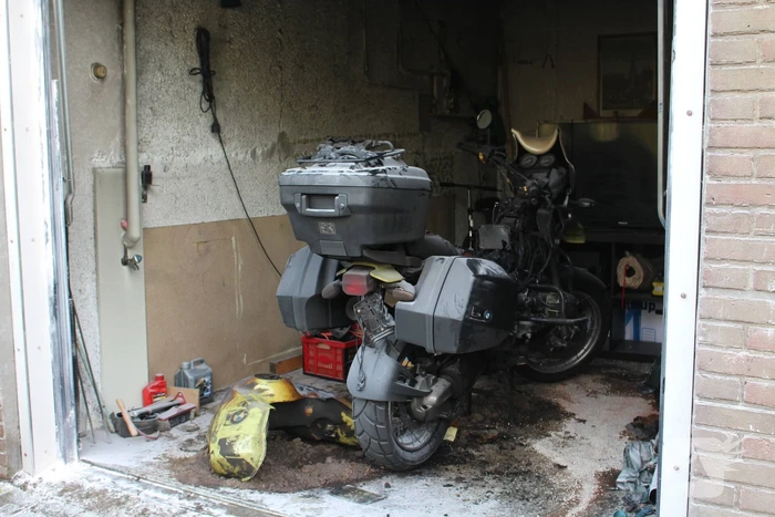 Motor vat vlam in garagebox