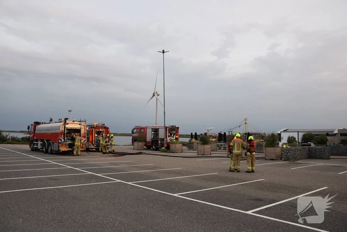 Grote uitslaande brand bij Neeltje Jans mosselen