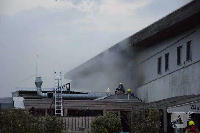 Grote uitslaande brand bij Neeltje Jans mosselen