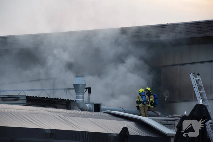Grote uitslaande brand bij Neeltje Jans mosselen