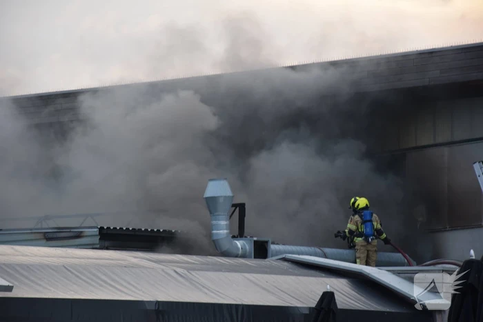 Grote uitslaande brand bij Neeltje Jans mosselen