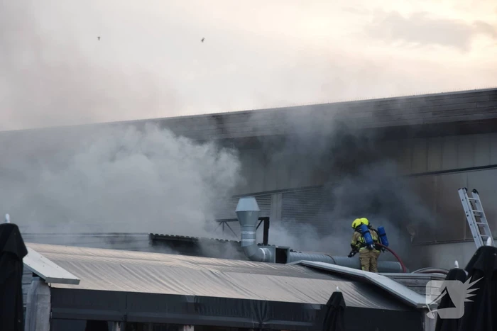 Grote uitslaande brand bij Neeltje Jans mosselen
