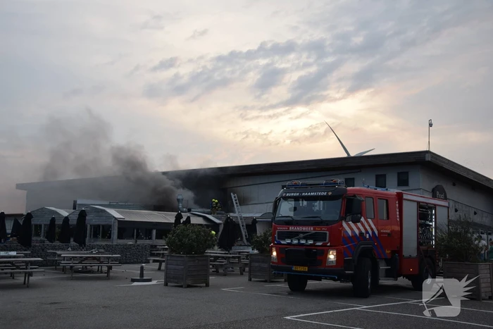 Grote uitslaande brand bij Neeltje Jans mosselen