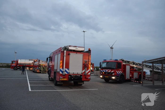 Grote uitslaande brand bij Neeltje Jans mosselen