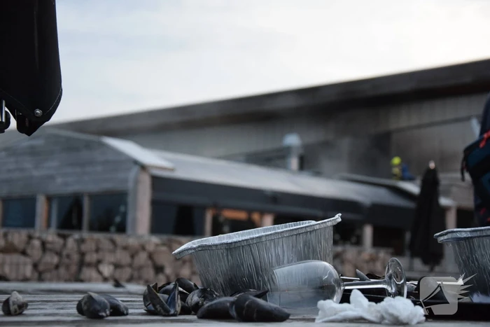 Grote uitslaande brand bij Neeltje Jans mosselen