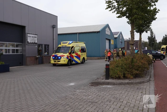 Scooterrijder bekneld onder auto