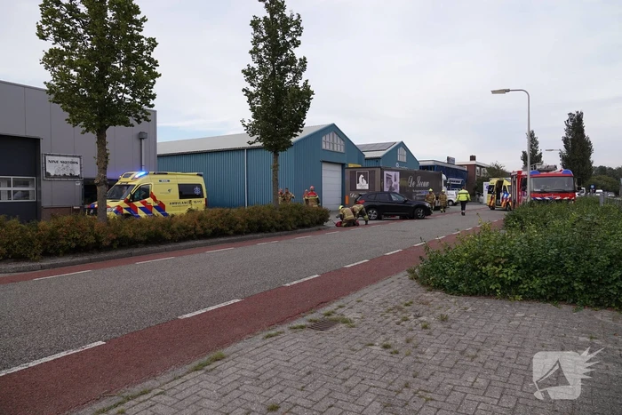 Scooterrijder bekneld onder auto