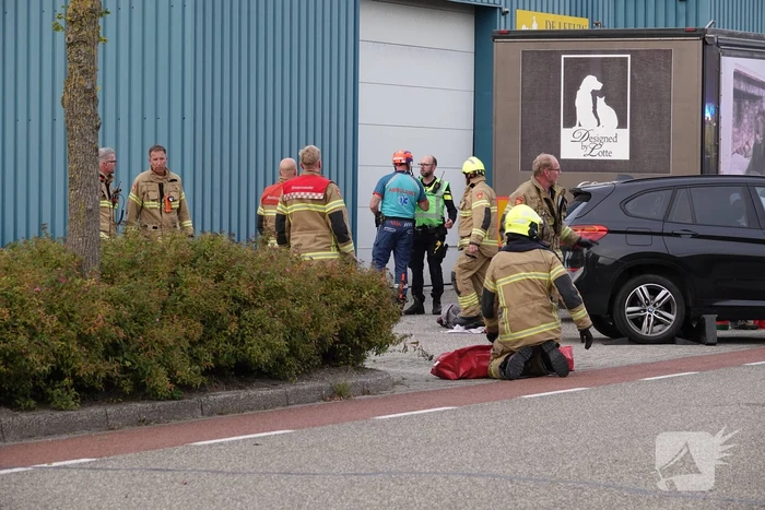 Scooterrijder bekneld onder auto