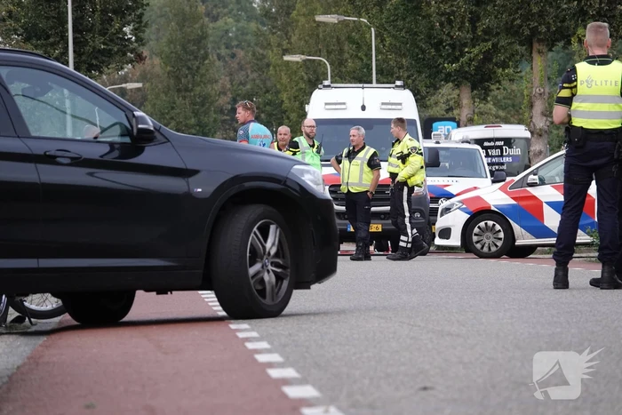Scooterrijder bekneld onder auto