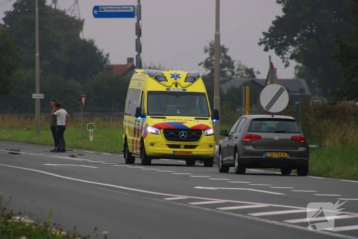 Inzittenden auto slaan op de vlucht na botsing met motorrijder