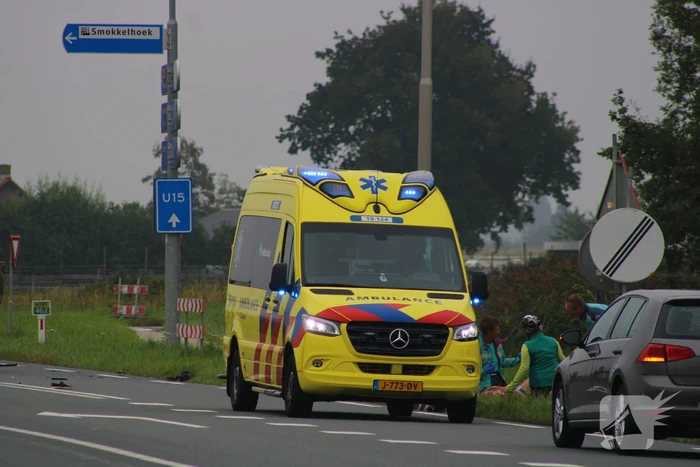 Inzittenden auto slaan op de vlucht na botsing met motorrijder