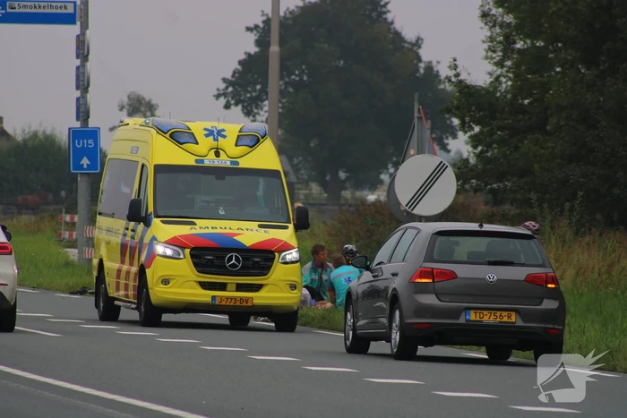 Inzittenden auto slaan op de vlucht na botsing met motorrijder