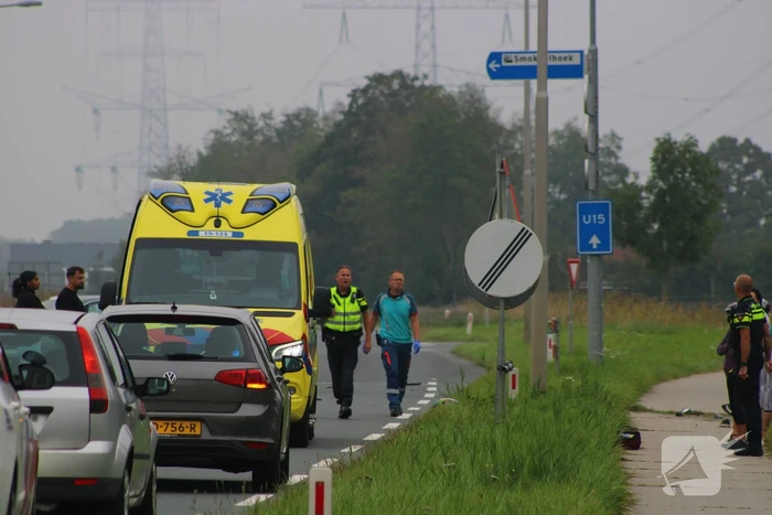 Inzittenden auto slaan op de vlucht na botsing met motorrijder