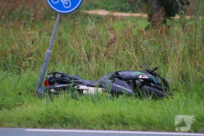 Inzittenden auto slaan op de vlucht na botsing met motorrijder