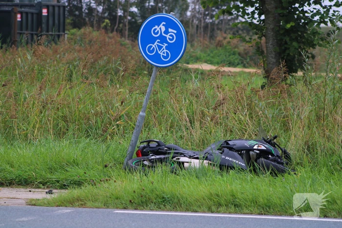 Inzittenden auto slaan op de vlucht na botsing met motorrijder