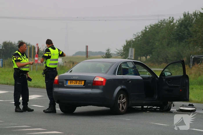Inzittenden auto slaan op de vlucht na botsing met motorrijder