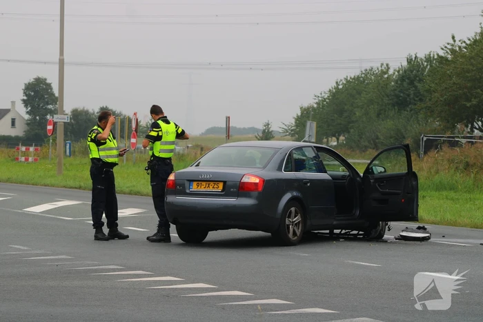 Inzittenden auto slaan op de vlucht na botsing met motorrijder