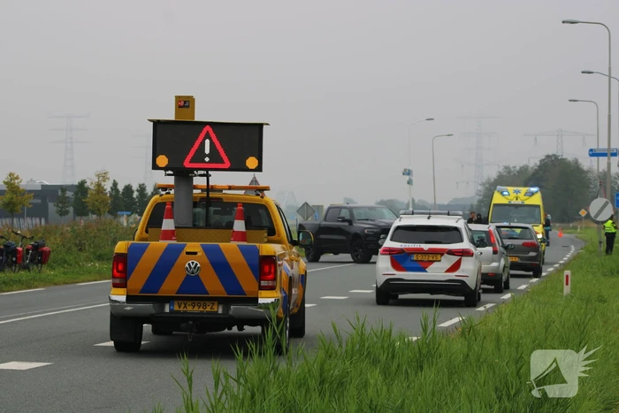 Inzittenden auto slaan op de vlucht na botsing met motorrijder