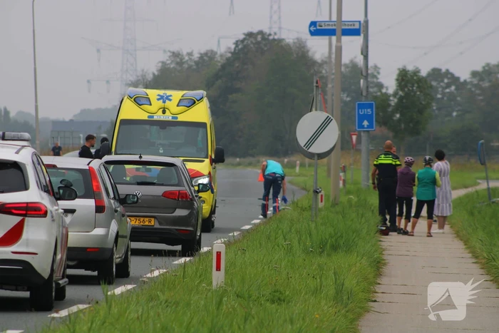 Inzittenden auto slaan op de vlucht na botsing met motorrijder