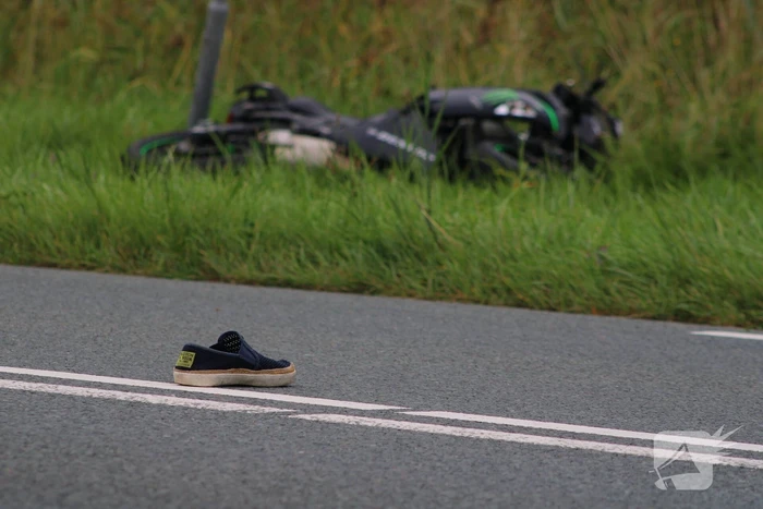 Inzittenden auto slaan op de vlucht na botsing met motorrijder