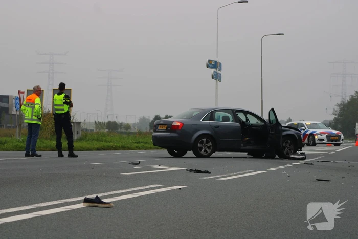 Inzittenden auto slaan op de vlucht na botsing met motorrijder