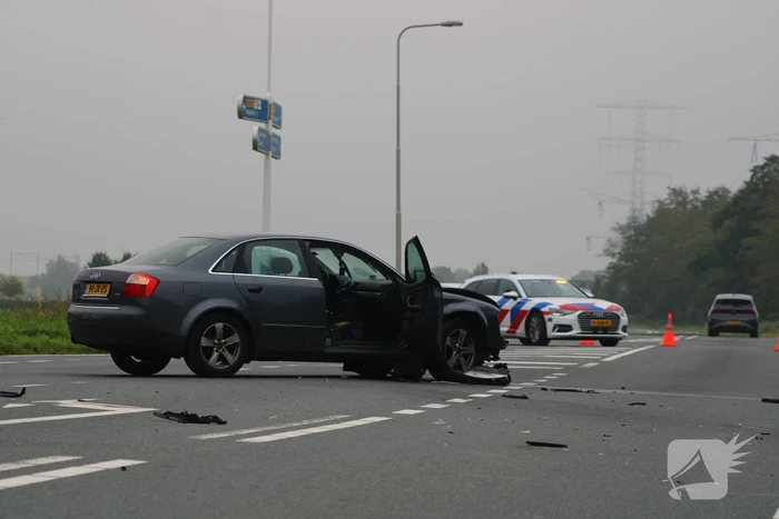 Inzittenden auto slaan op de vlucht na botsing met motorrijder