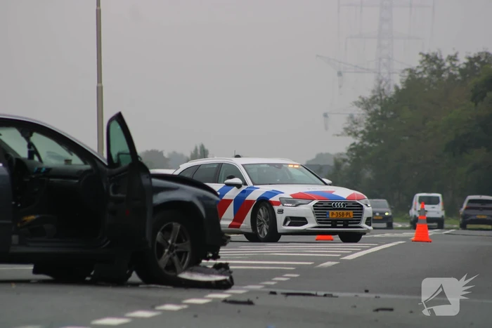 Inzittenden auto slaan op de vlucht na botsing met motorrijder