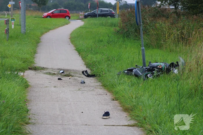 Inzittenden auto slaan op de vlucht na botsing met motorrijder