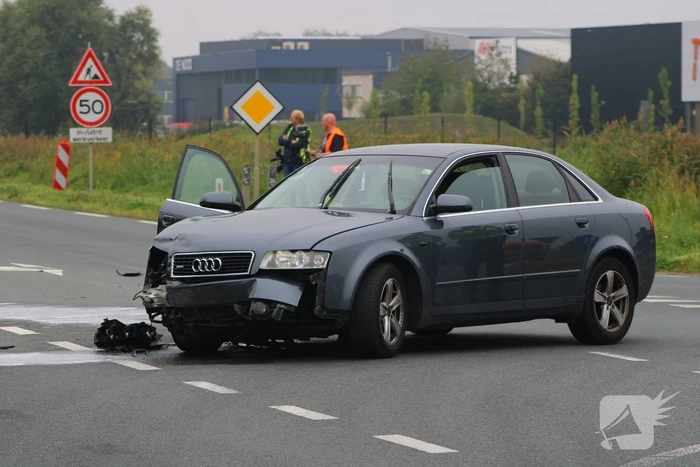 Inzittenden auto slaan op de vlucht na botsing met motorrijder