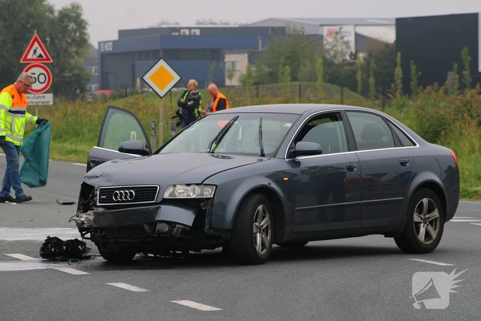 Inzittenden auto slaan op de vlucht na botsing met motorrijder