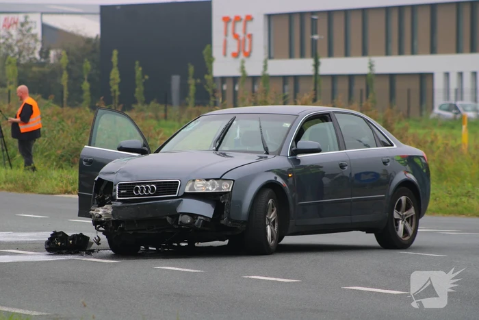 Inzittenden auto slaan op de vlucht na botsing met motorrijder