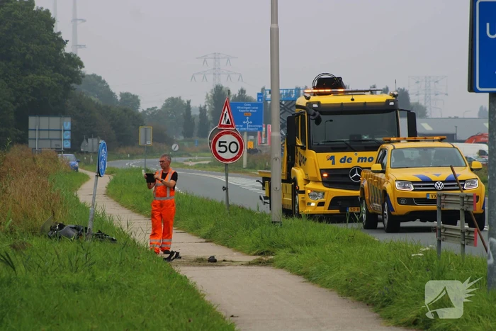 Inzittenden auto slaan op de vlucht na botsing met motorrijder