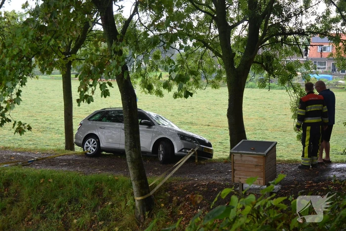 Automobilist belandt bijna onderaan dijk