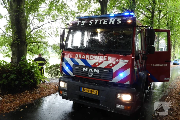Automobilist belandt bijna onderaan dijk