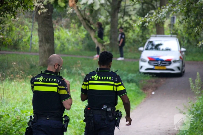 Brandweer blust kampvuur in bos