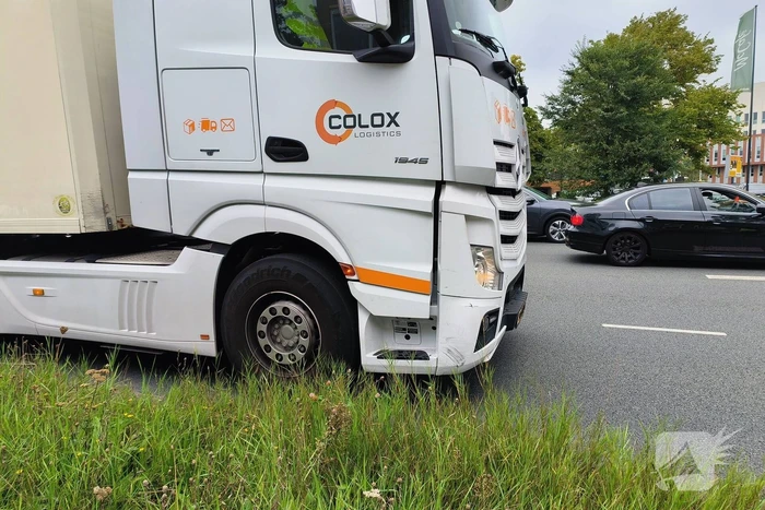 Aanhouding bij ongeval tussen auto en vrachtwagen
