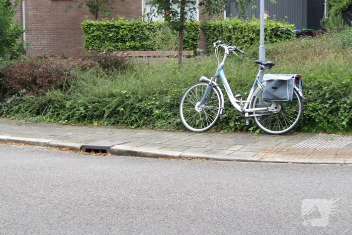 Fietsers in botsing bij inhaalactie