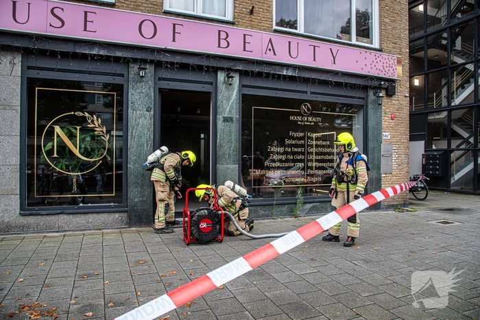 Salon vol rook door kelderbrand