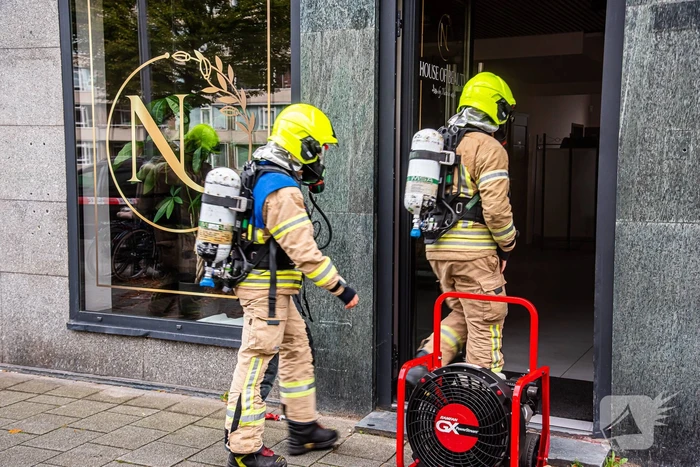 Salon vol rook door kelderbrand