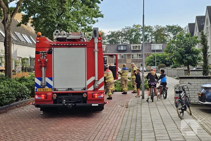Grote tak verspert doorgang woonwijk