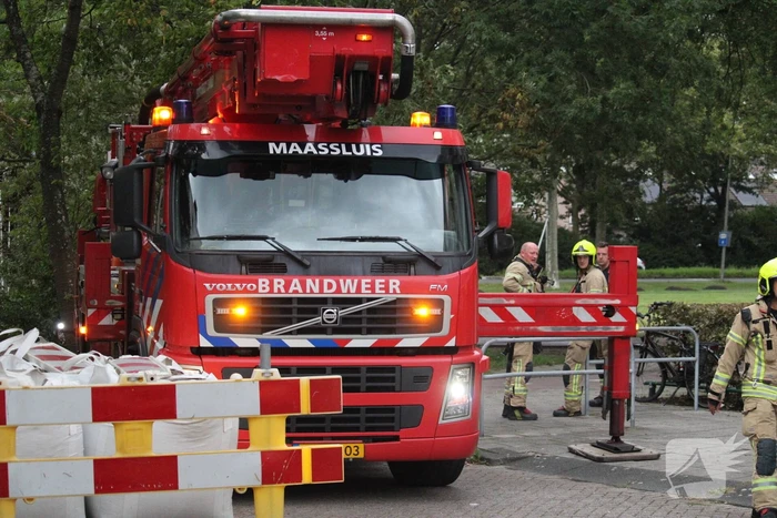 Brandweer zaagt boom met hoogwerker in stukken